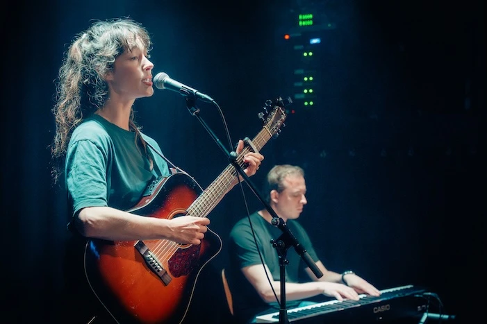 Isha van der Burg performing at Mengelmoes — photo 1