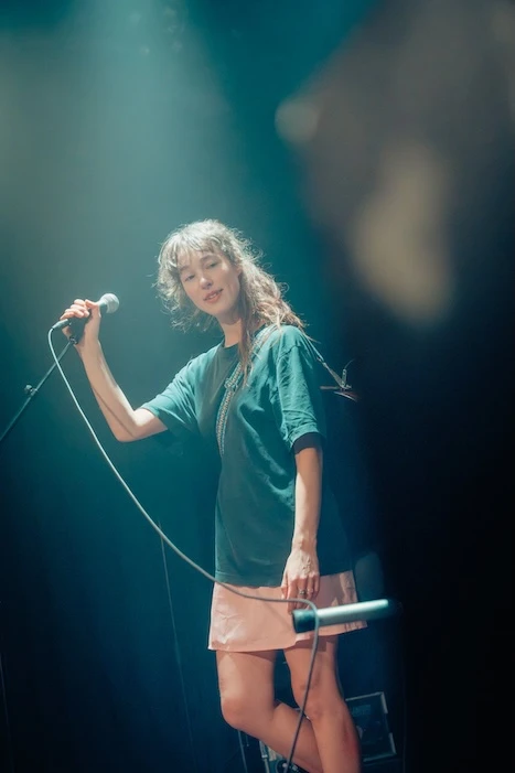 Isha van der Burg performing at Mengelmoes — photo 2