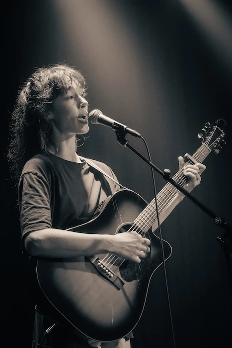 Isha van der Burg performing at Mengelmoes — photo 5