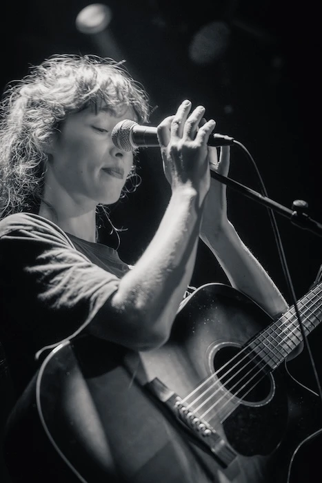 Isha van der Burg performing at Mengelmoes — photo 6