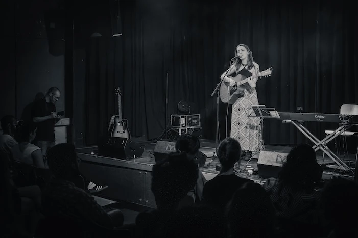 Roos van der Stelt performing at Mengelmoes — photo 1