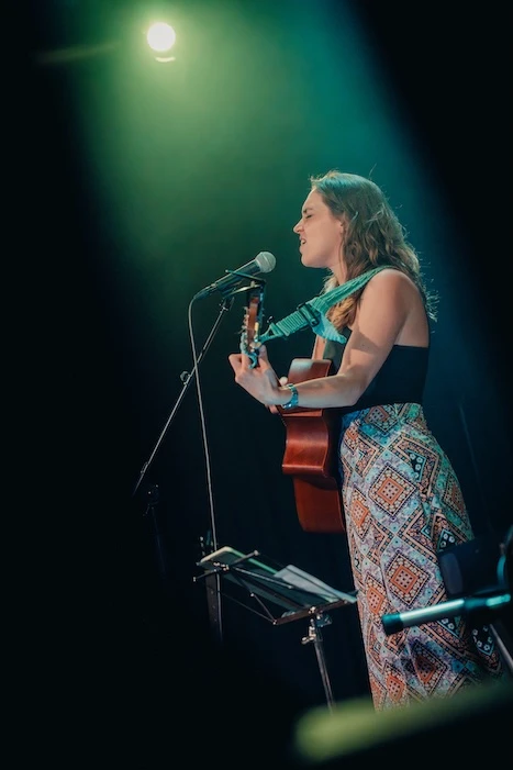 Roos van der Stelt performing at Mengelmoes — photo 2