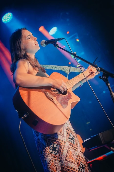 Roos van der Stelt performing at Mengelmoes — photo 3