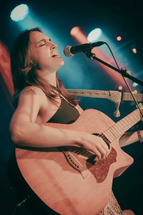 Roos van der Stelt performing at Mengelmoes — photo 4