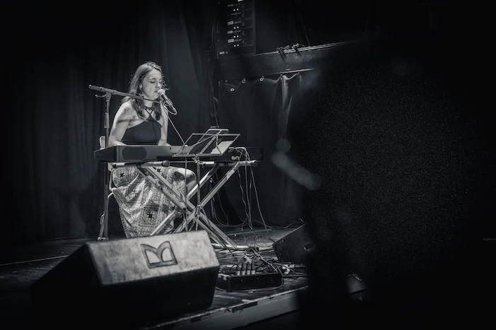Roos van der Stelt performing at Mengelmoes — photo 7