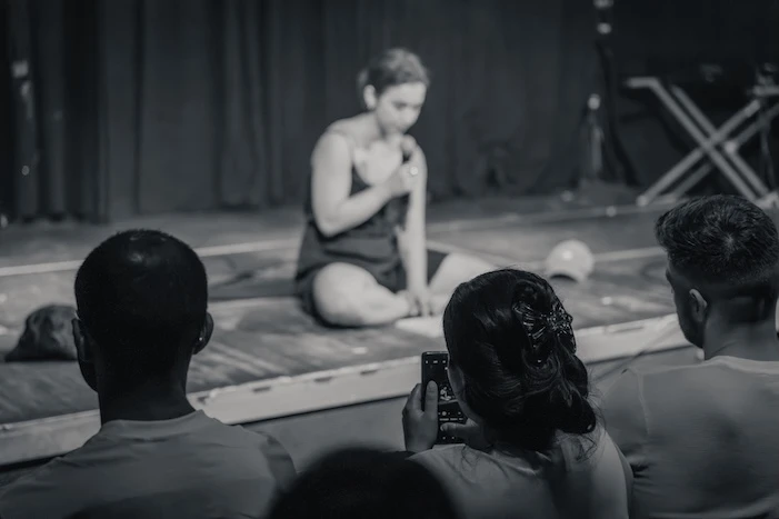 Performer on stage during a live performance at Mengelmoes