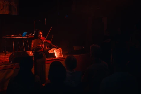Alkistis Misouli performing at Mengelmoes — photo 2