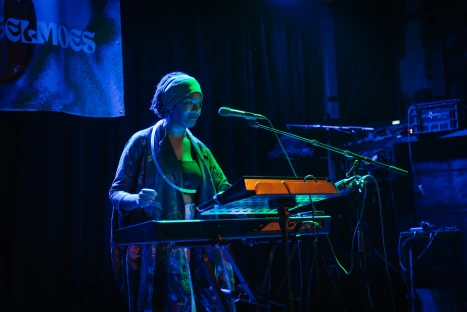 Miss Meredith performing at Mengelmoes — photo 1