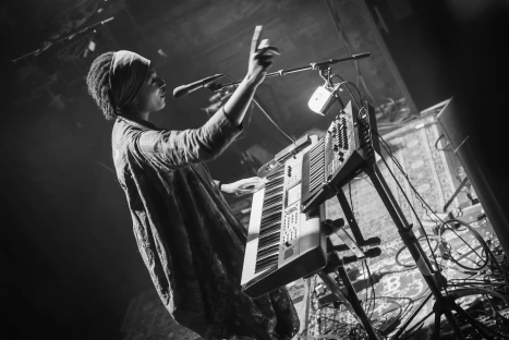 Miss Meredith performing at Mengelmoes — photo 6
